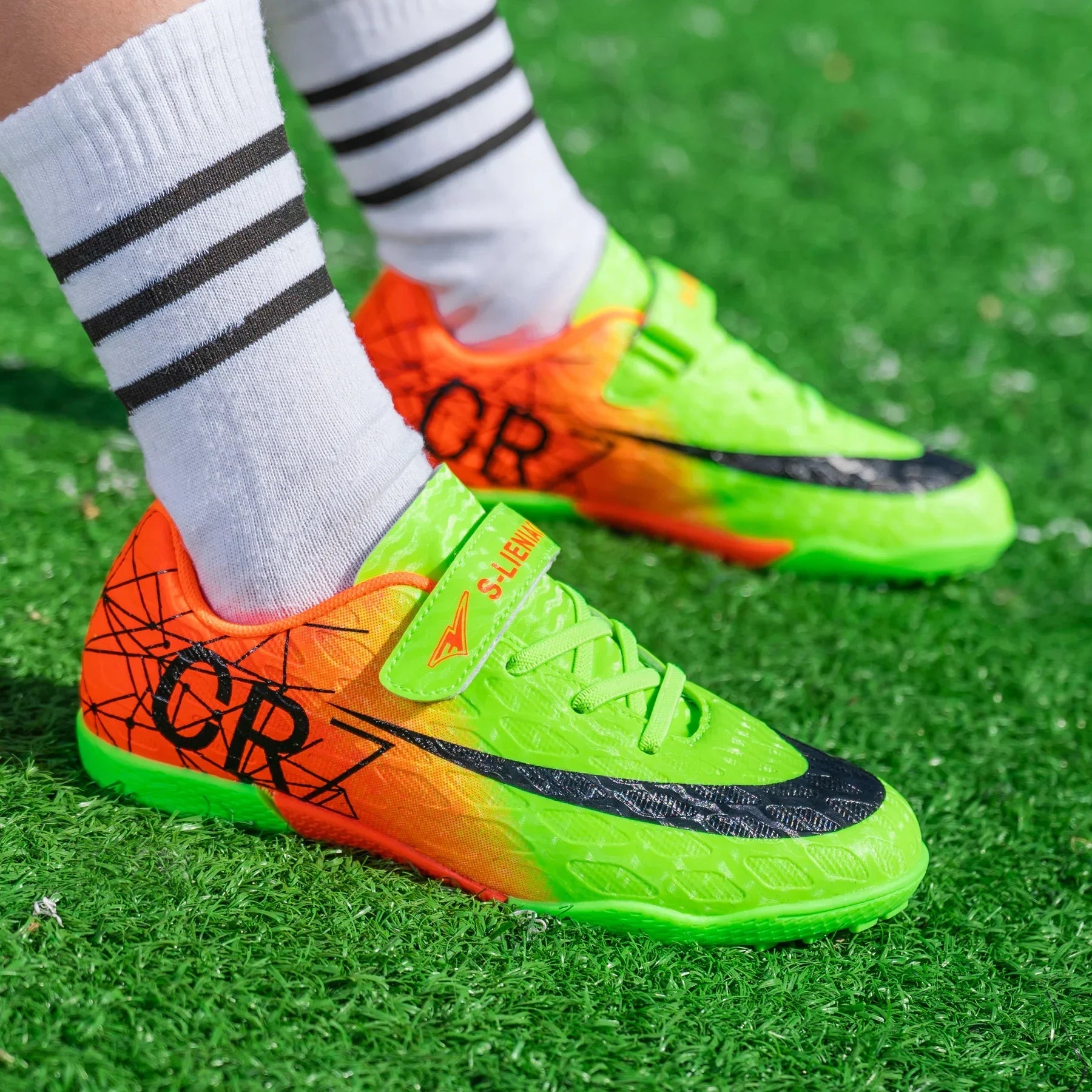 Professional Kids Soccer Shoes Football Boots Ultralight Cleats Non-Slip Training Match Football Shoes For Boys And Girls