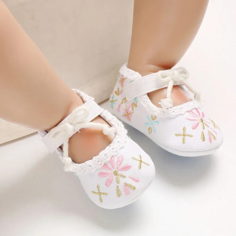 New Flower Embroidery Baby Girl Shoes Cotton Non-slip Soled Toddler Shoes Spring Summer Baby Shoes Princess Girls First Walkers
