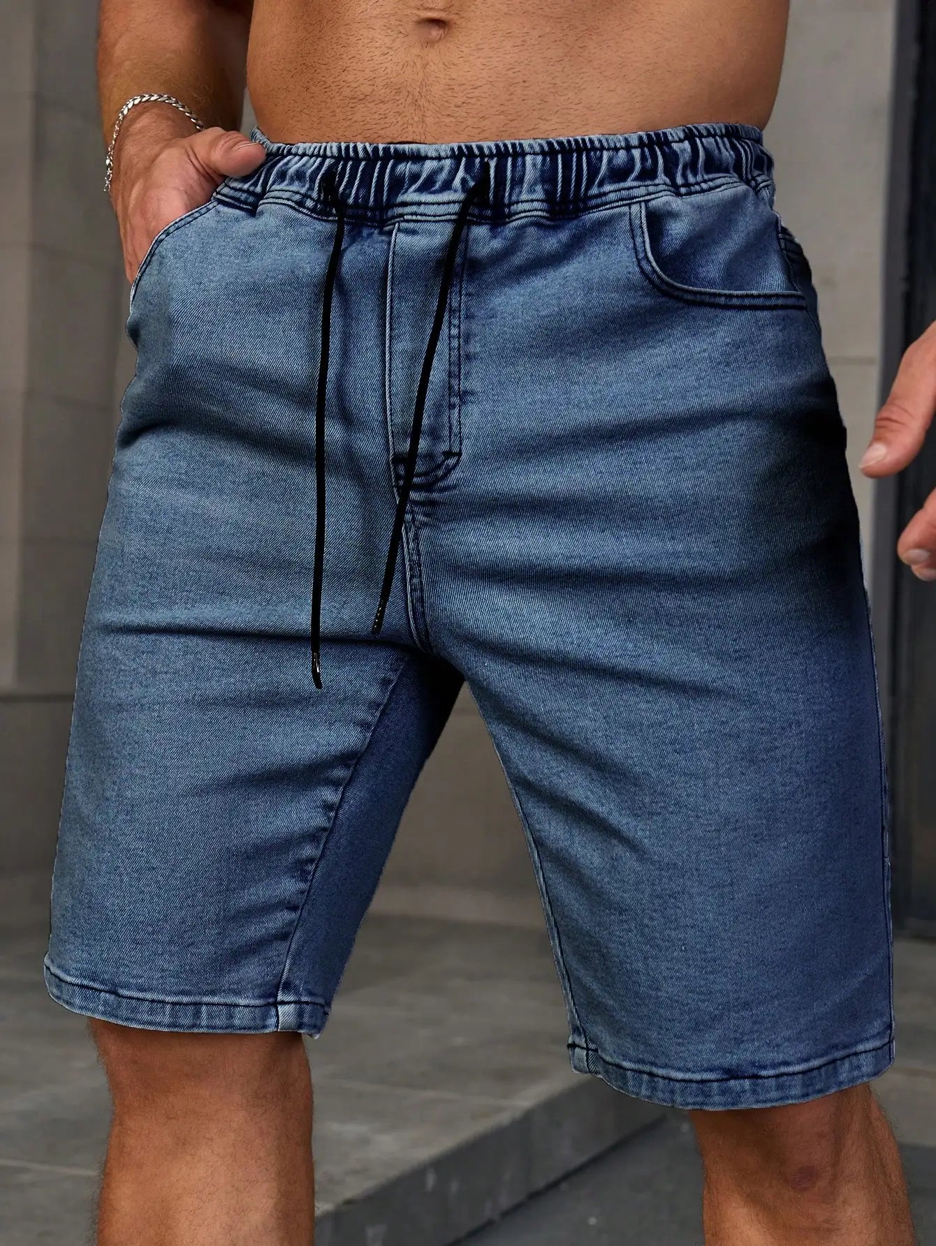 Men's summer denim shorts. With a drawstring elastic waist design. For daily casual wear. Trendy and fashionable.