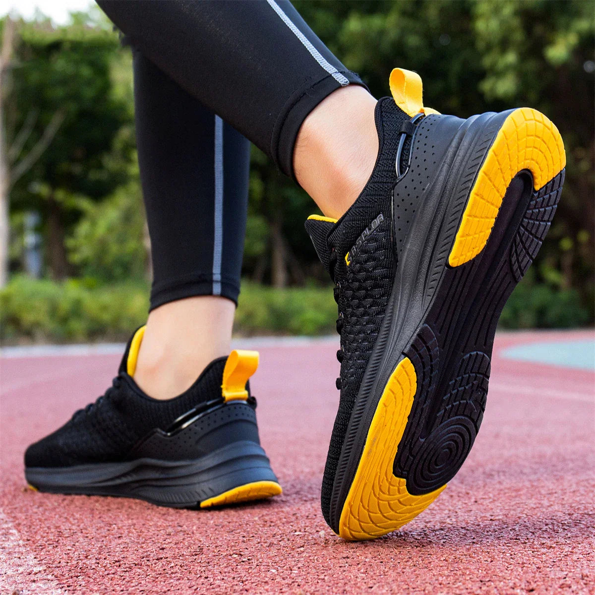 New Running Shoes Men's Casual Lightweight Designer Mesh Sneakers Male Outdoor Breathable Lace-Up Sports Walking Shoes
