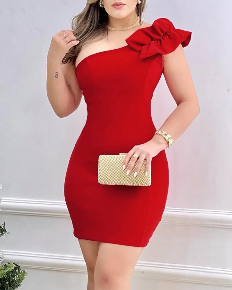 فستان حفلات قصير نسائي أحمر مزين بتطريزات