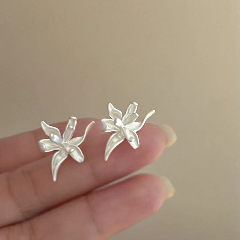 Exaggerated Metal Flowers Pearl Stud Earrings For Women Fashion Gold Color Hollow Round Temperament Earrings Jewelry Party Gifts