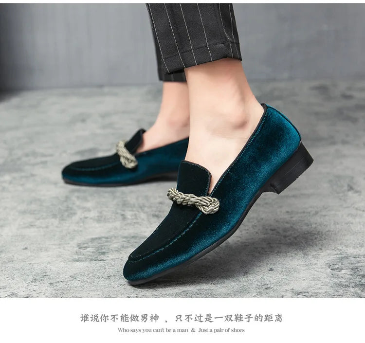 British Style Men Loafers Fashionable Classic Suede Deerskin Casual Dress Brooch Twisted Personality Small Leather Shoes 38-48