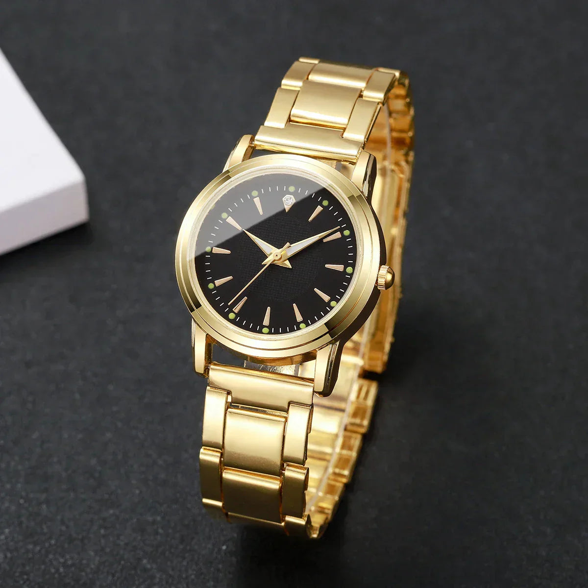Fashion Women Watches Casual Alloy Band Simple Dial Analog Quartz Wristwatch（Without Box）