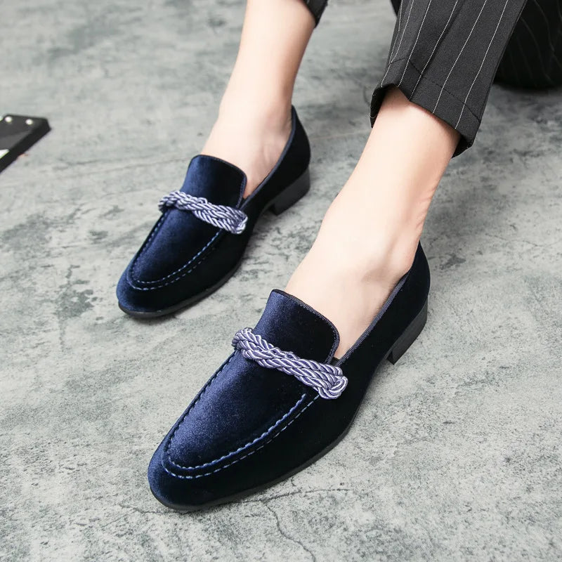 British Style Men Loafers Fashionable Classic Suede Deerskin Casual Dress Brooch Twisted Personality Small Leather Shoes 38-48