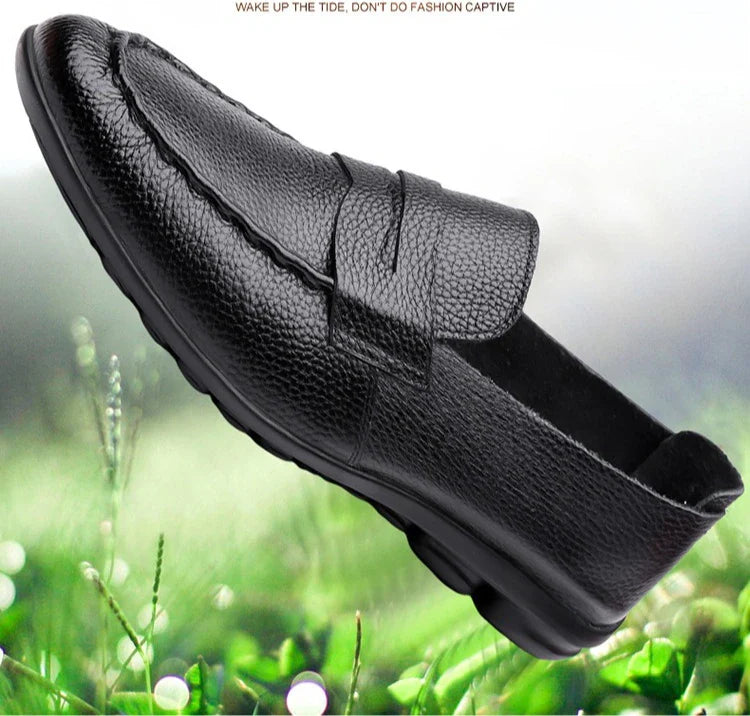 2026 Spring Autumn New Loafers Male Solid Color Fashion Casual Leather Shoes Male Soft Sole Light Driving Shoes Man