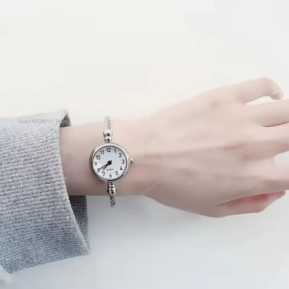 Fashion Women's Wristwatch Gold Bracelet Small Dial Elegant Watch New Cute Women Steel Bracelet Watch Quartz Wristwatch