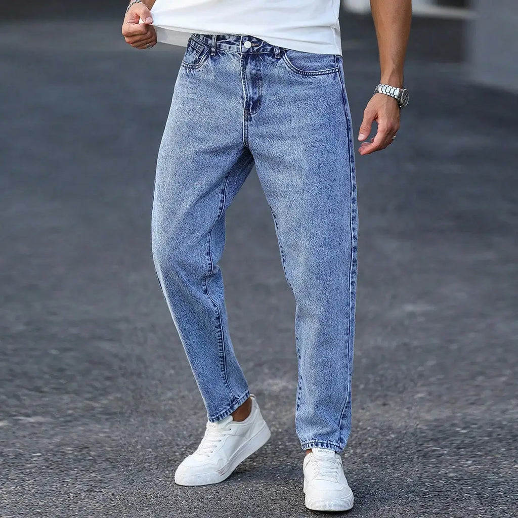 Men's light blue washed denim trousers are simple, casual and fashionable, slim-fitting to show long legs, and versatile.