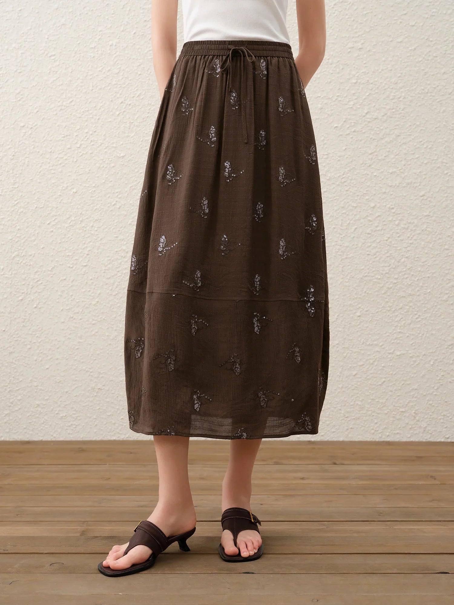 Fashionable Embroidered Sleeveless Top and Tulip Skirt Elastic Waist Retro Women 2026 Summer New Arrival Set