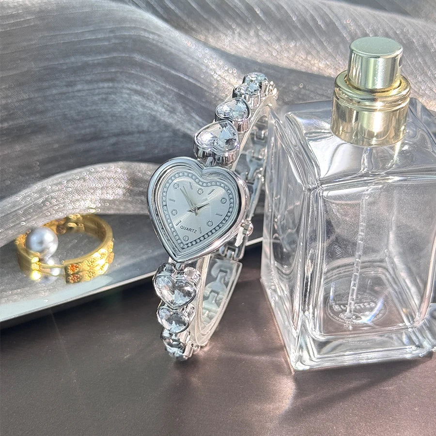 Women's heart-alloy case Sparkly cute heart-shaped glass rhinestone bracelet Elegant stylish quartz watch
