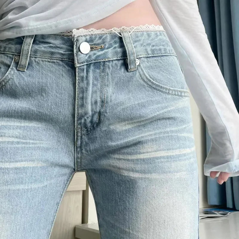 بنطلون جينز نسائي بلس سايز ممزق بقصة فضفاضة ومزين بالدانتيل والمرقع