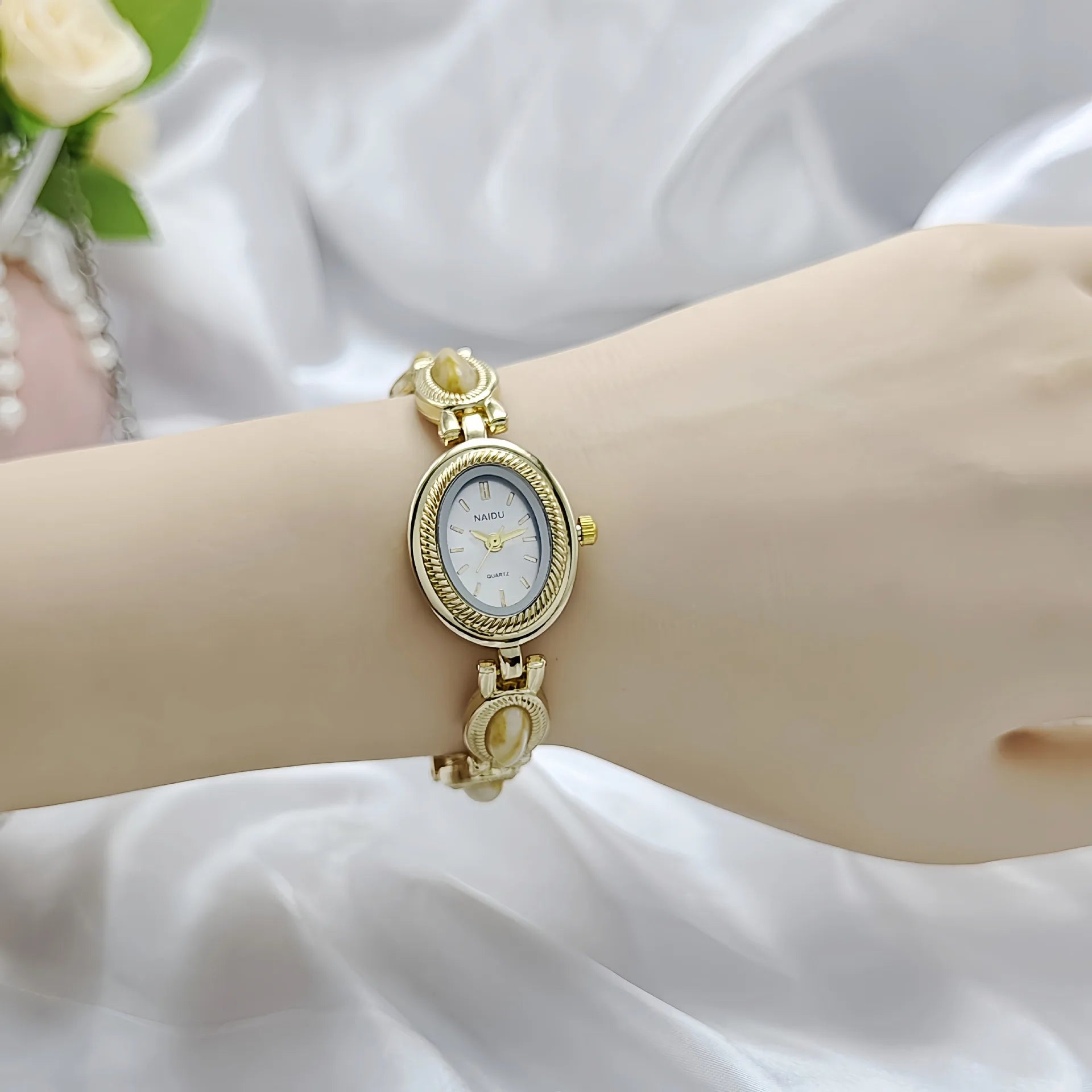 New Vintage Women's Watch with Colored Gemstones Light Luxury Personalized Retro Jewelry Gold Noble Small Cute Bracelet Gift