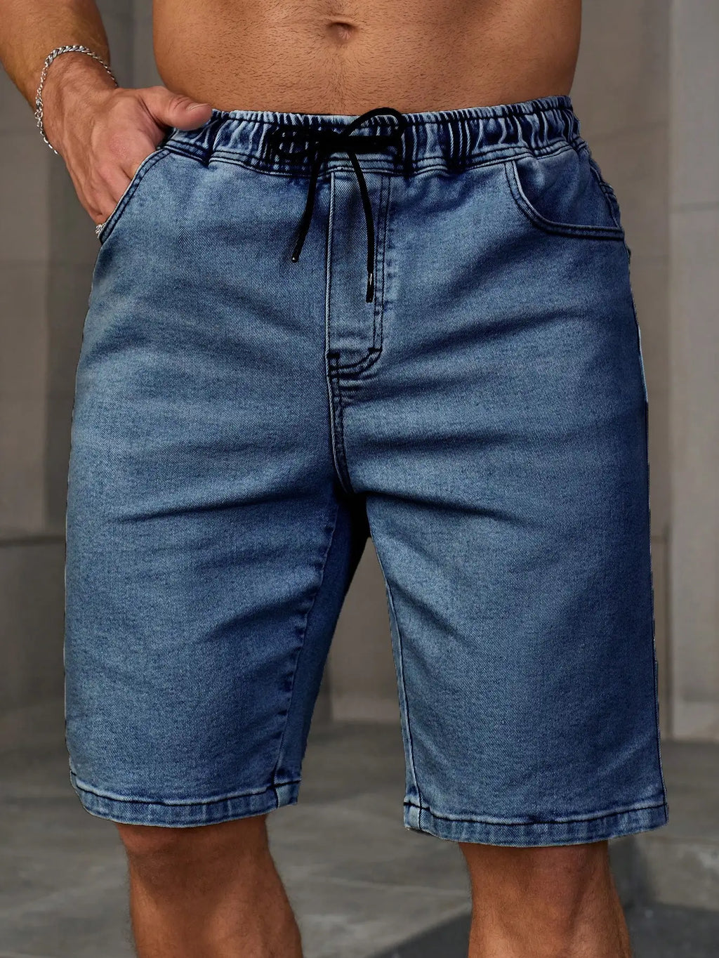 Men's summer denim shorts. With a drawstring elastic waist design. For daily casual wear. Trendy and fashionable.