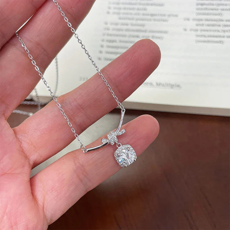 Certified 5mm Round Moissanite Necklace Niche Light Ribbon-motif Shape Pendant Necklaces for Valentine's Day Jewelry Gift