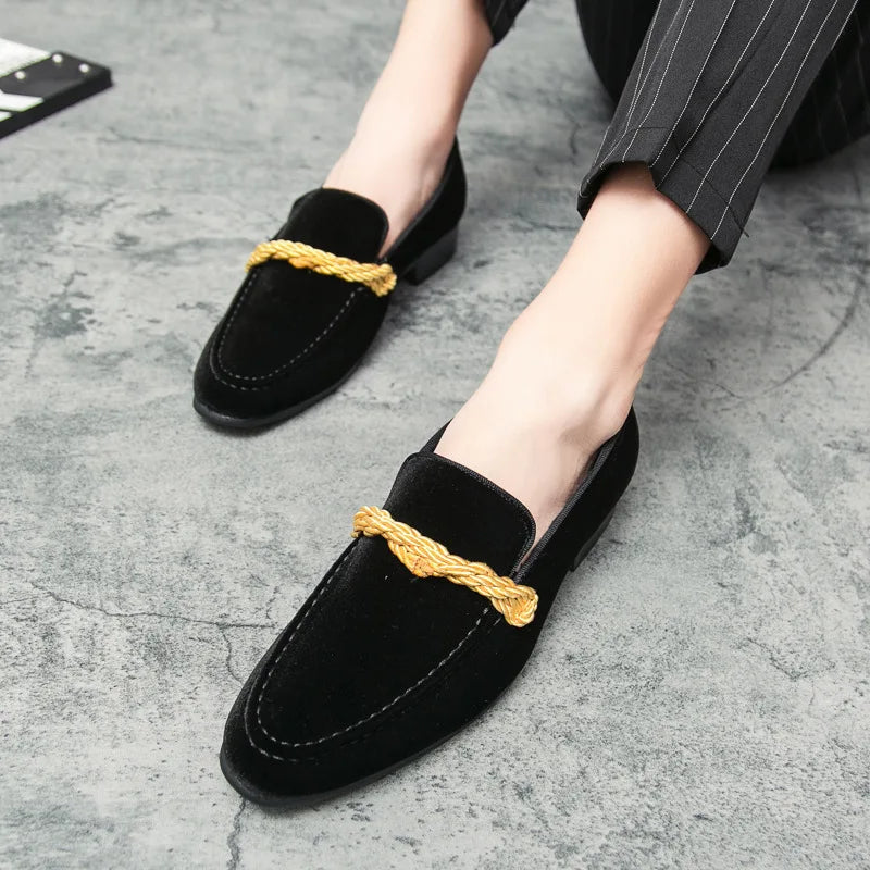 British Style Men Loafers Fashionable Classic Suede Deerskin Casual Dress Brooch Twisted Personality Small Leather Shoes 38-48