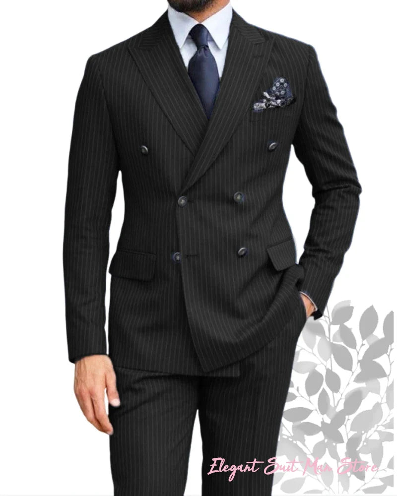 بدلة رجالي كحلي مقلمة للأعمال مكونة من قطعتين، جاكيت وبنطلون، بقصة ضيقة (Slim Fit) مزدوجة الصدر، مناسبة للعريس في حفل الزفاف.