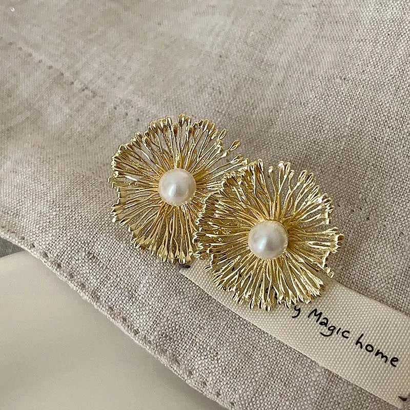 Exaggerated Metal Flowers Pearl Stud Earrings For Women Fashion Gold Color Hollow Round Temperament Earrings Jewelry Party Gifts