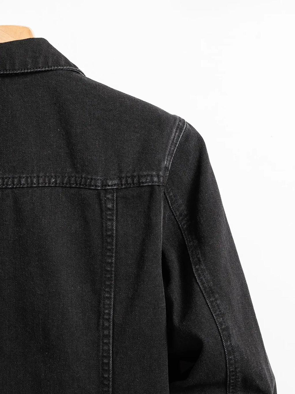 Men's Denim Jacket for Spring and Autumn. Black-Collar Denim Coat. Suitable for Daily Casual Wear. Stylish, Simple and Trendy.