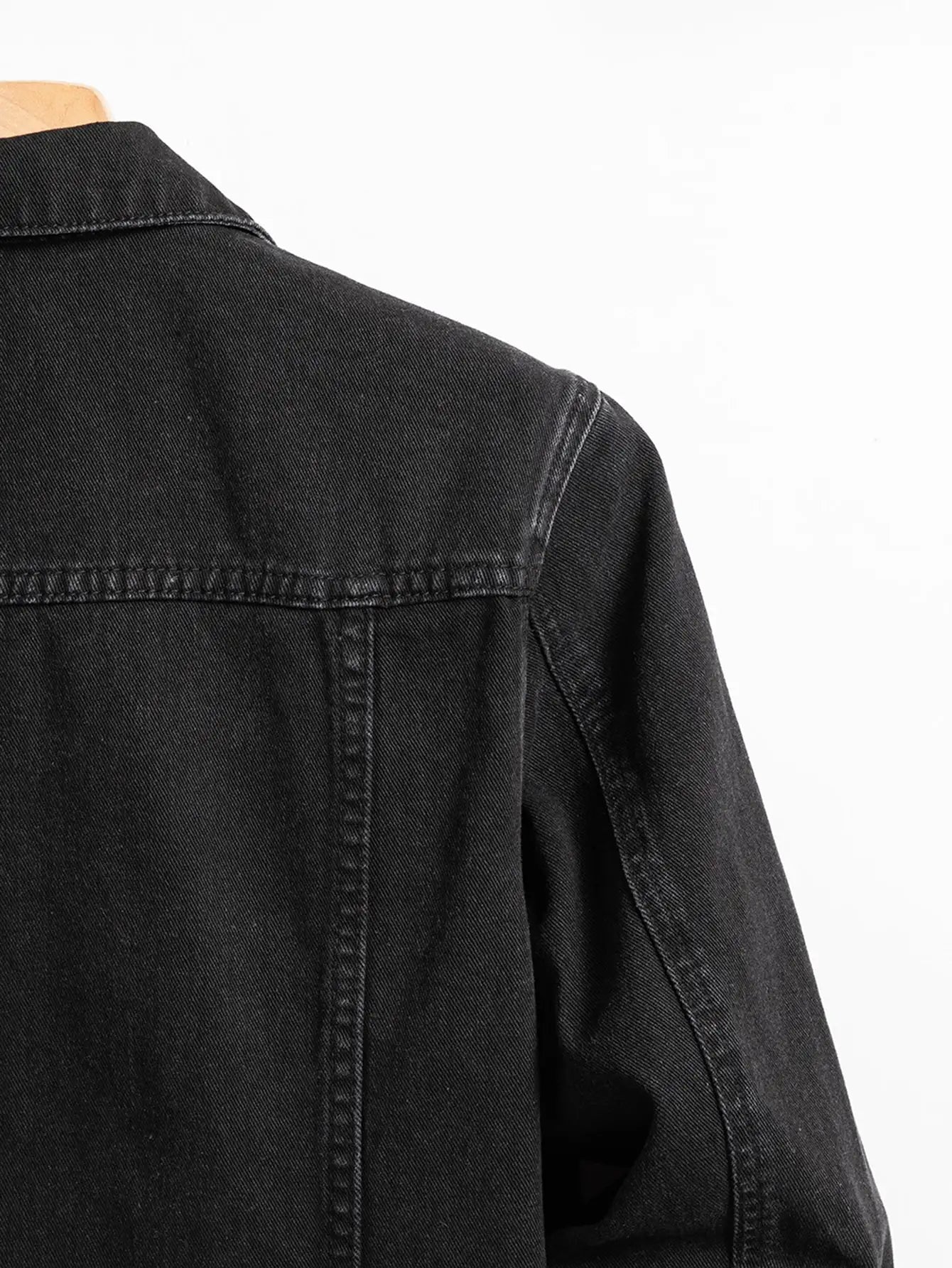 Men's Denim Jacket for Spring and Autumn. Black-Collar Denim Coat. Suitable for Daily Casual Wear. Stylish, Simple and Trendy.