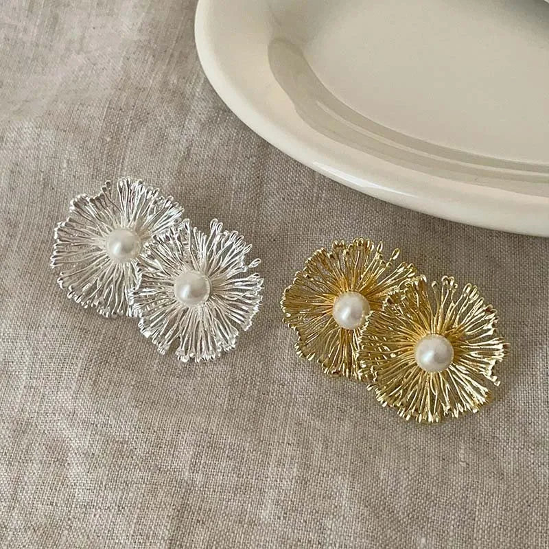 Exaggerated Metal Flowers Pearl Stud Earrings For Women Fashion Gold Color Hollow Round Temperament Earrings Jewelry Party Gifts