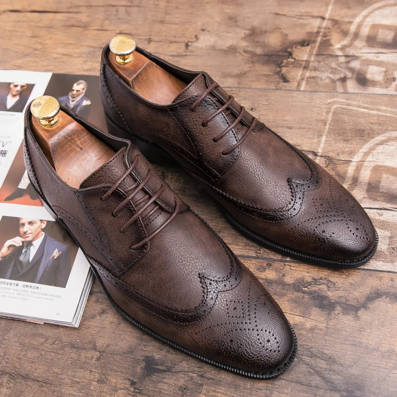 Lace-up casual leather shoes Men's wedding carved Brogues men's formal business pointed shoes Groom's leather shoes