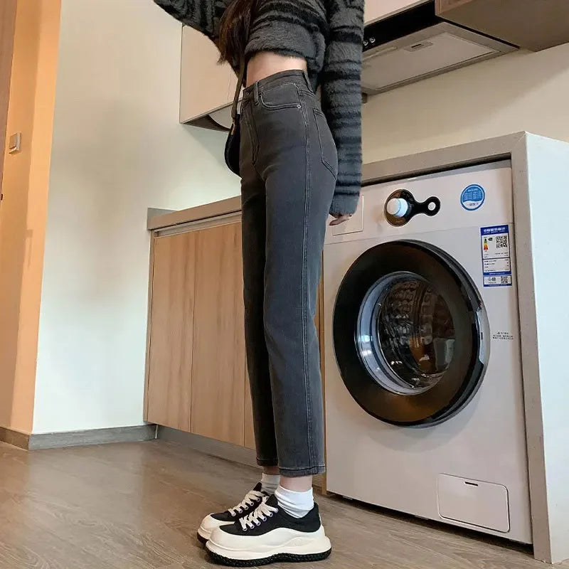جينز نسائي بقصة أرجل مستقيمة وخصر مرتفع