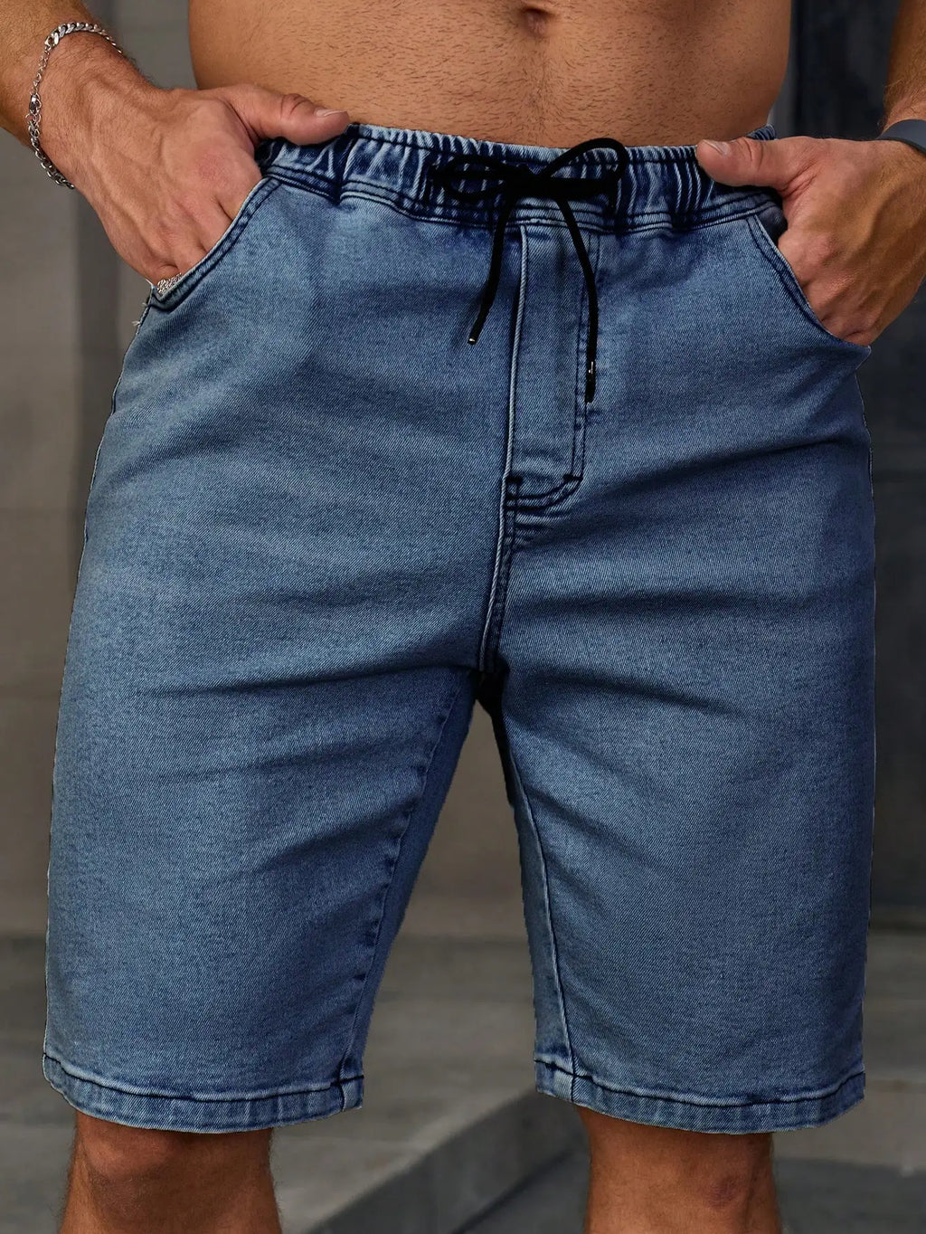 Men's summer denim shorts. With a drawstring elastic waist design. For daily casual wear. Trendy and fashionable.
