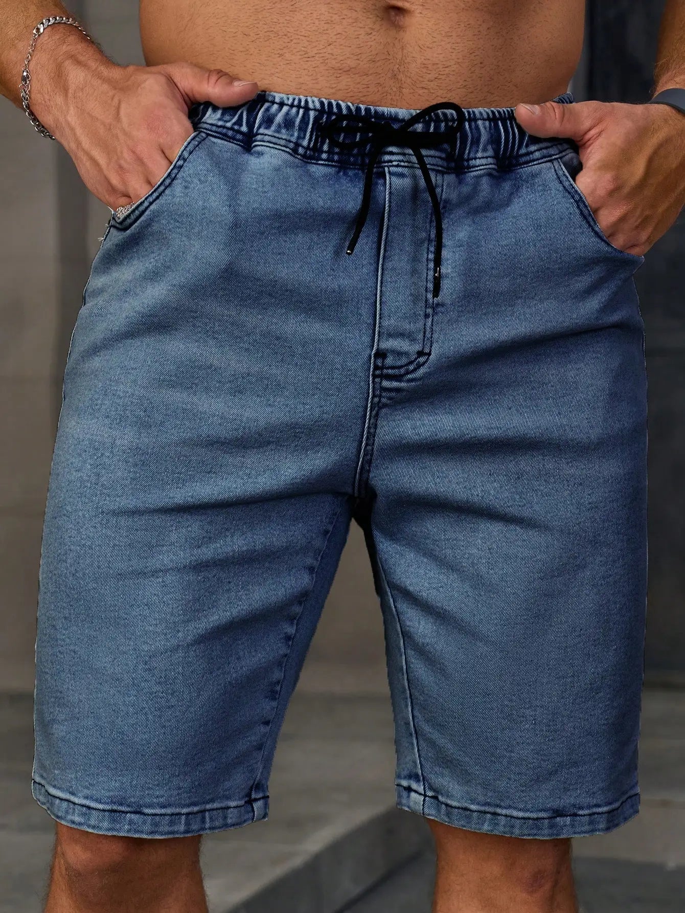 Men's summer denim shorts. With a drawstring elastic waist design. For daily casual wear. Trendy and fashionable.