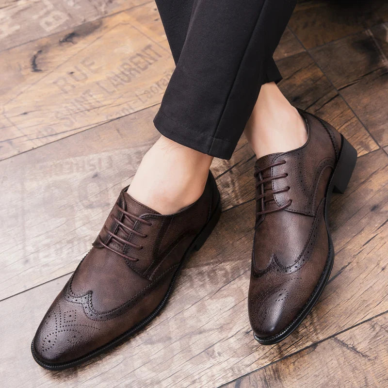 Lace-up casual leather shoes Men's wedding carved Brogues men's formal business pointed shoes Groom's leather shoes