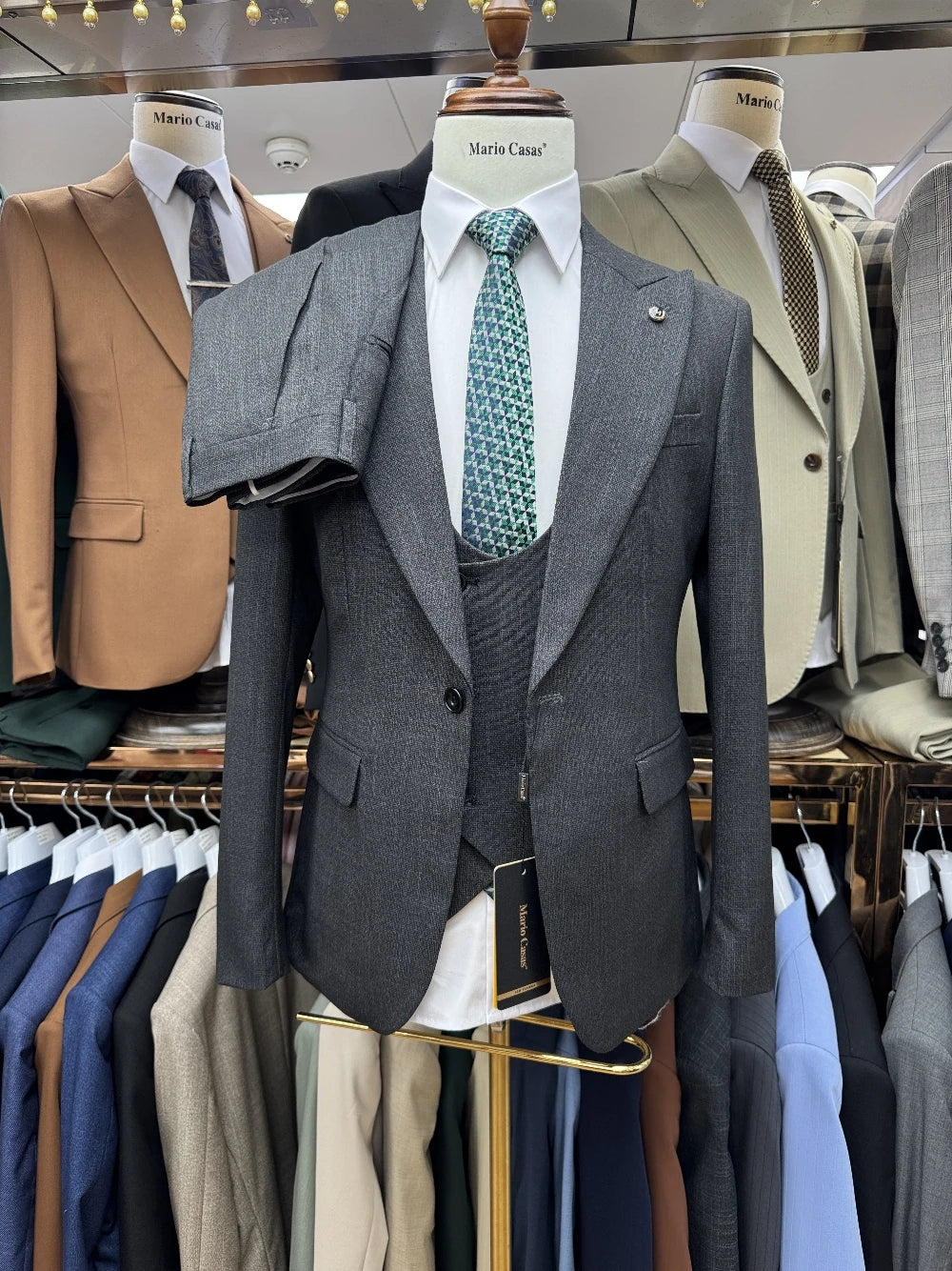 Three Pieces Peak Lapel Men's Suit Set, 4 Colors Fashionable Dancing Tuxedo, Casual One Button Business Outfit For Man