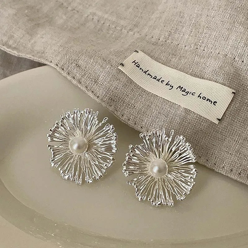 Exaggerated Metal Flowers Pearl Stud Earrings For Women Fashion Gold Color Hollow Round Temperament Earrings Jewelry Party Gifts