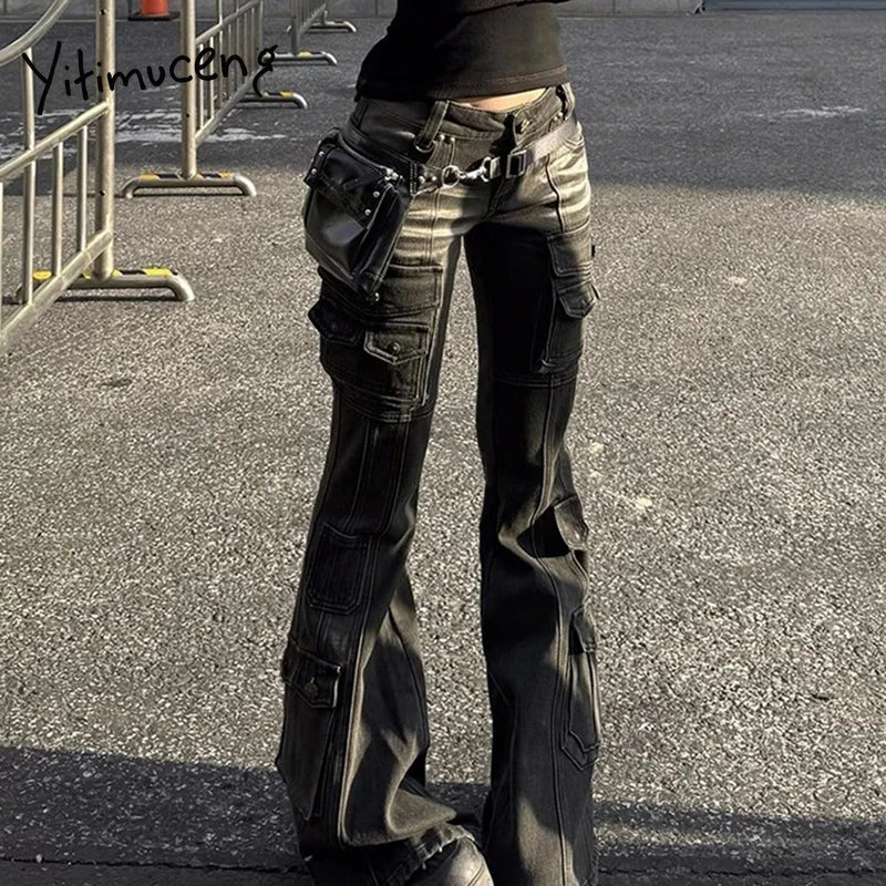 جينز واسع بخصر مرتفع و بجيوب متعددة وبمظهر مهترئ مغسول للنساء