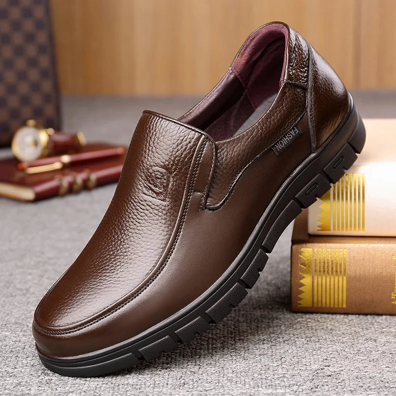 Summer New Men Leather Shoes soft soled Casual Flat Shoes Outdoor Walking shoes Comfort fashion soft leather shoes Loafers