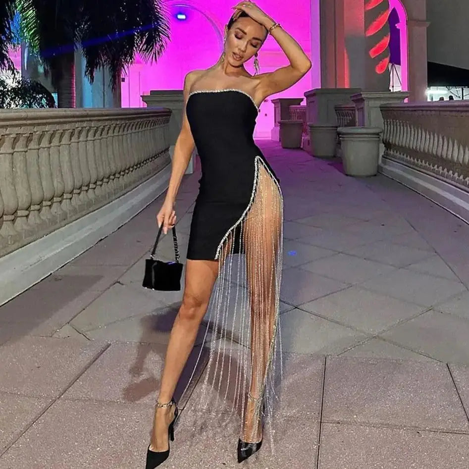فستان أسود قصير ضيق بلا حمالات بتصميم ميدي بفتحة جانبية جذابة ومزين بسلسلة ألماس لامعة (مخزون)