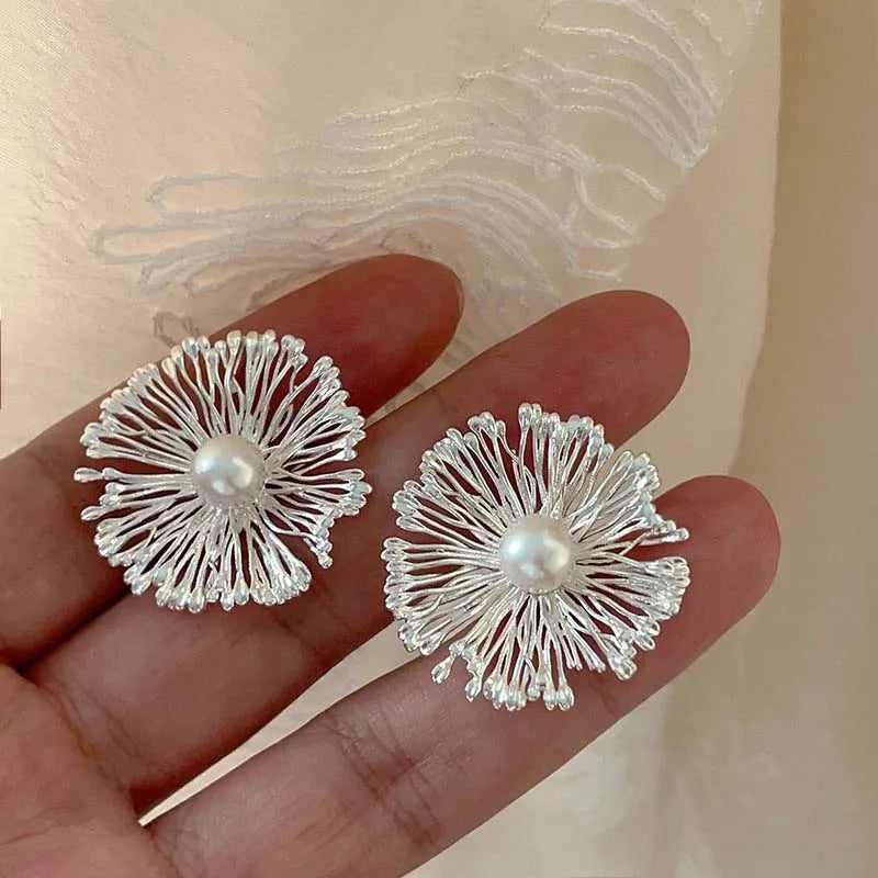 Exaggerated Metal Flowers Pearl Stud Earrings For Women Fashion Gold Color Hollow Round Temperament Earrings Jewelry Party Gifts