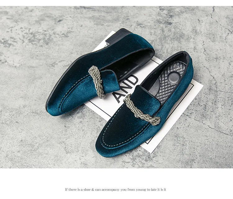 British Style Men Loafers Fashionable Classic Suede Deerskin Casual Dress Brooch Twisted Personality Small Leather Shoes 38-48