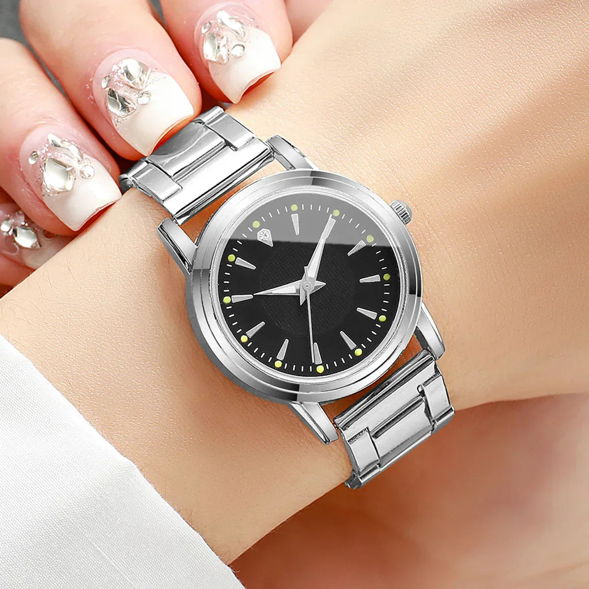 Fashion Women Watches Casual Alloy Band Simple Dial Analog Quartz Wristwatch（Without Box）
