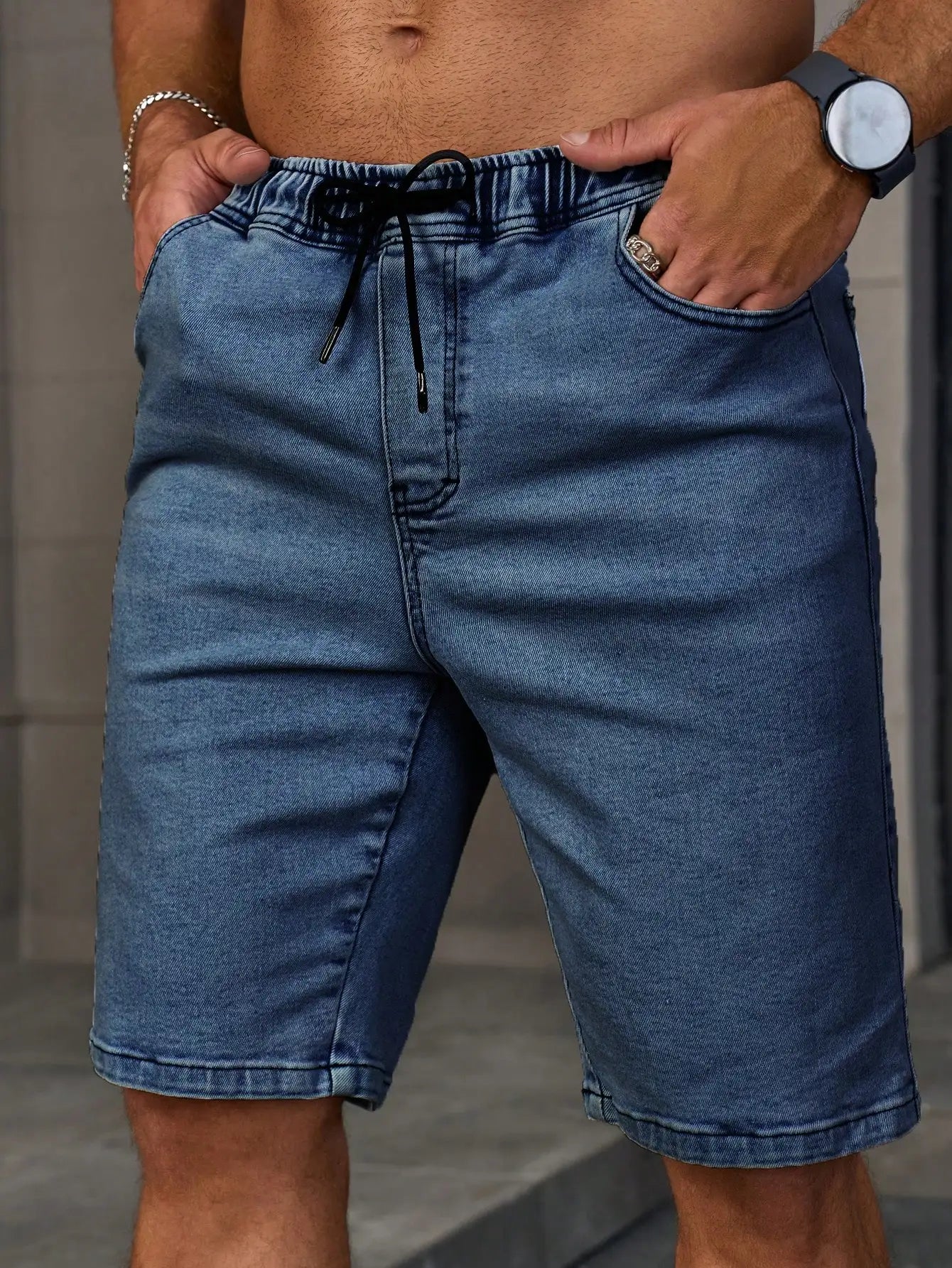 Men's summer denim shorts. With a drawstring elastic waist design. For daily casual wear. Trendy and fashionable.