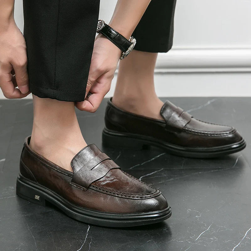 Men's Classic Leather Casual Shoes With Anti-Slip Thick Sole  Outdoor Walking Shoe  Pointed  Toe Comfortable And Durable Loafers