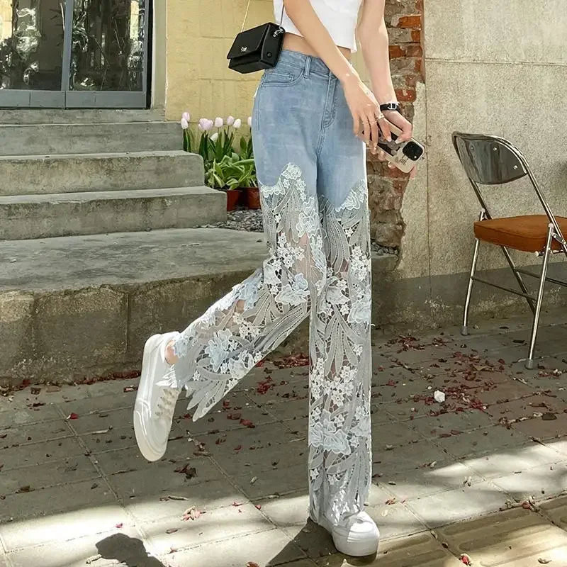 جينز دينم بقصة ضيقة ومفرغة بتصميم مرقع من الدانتيل