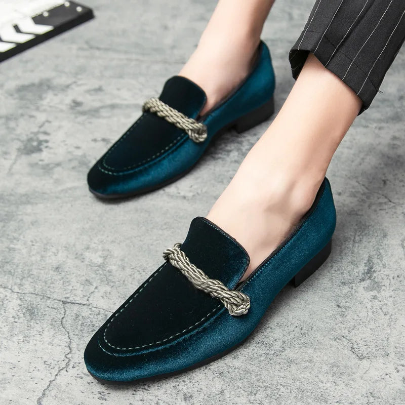 British Style Men Loafers Fashionable Classic Suede Deerskin Casual Dress Brooch Twisted Personality Small Leather Shoes 38-48