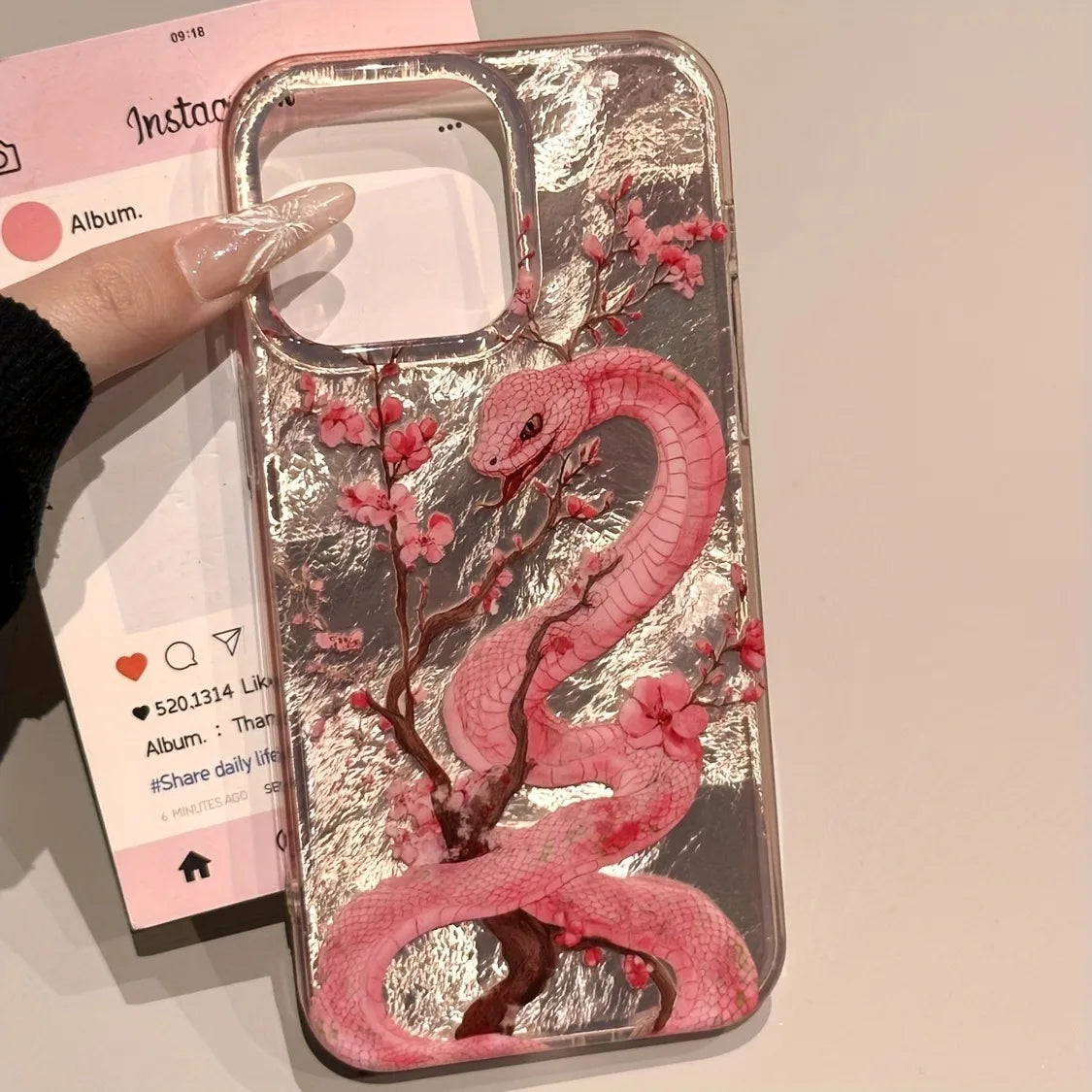 جراب هاتف iPhone 16 Pro Max 15 14 Plus 13 12 11 XS X XR 7 8 16 Plus SE 2022 16E بتصميم زهرة البرقوق الوردية والأفعى