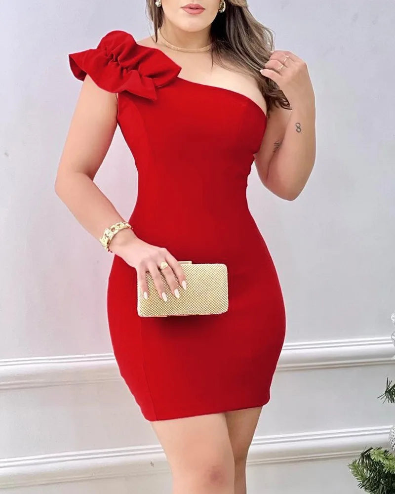 فستان حفلات قصير نسائي أحمر مزين بتطريزات