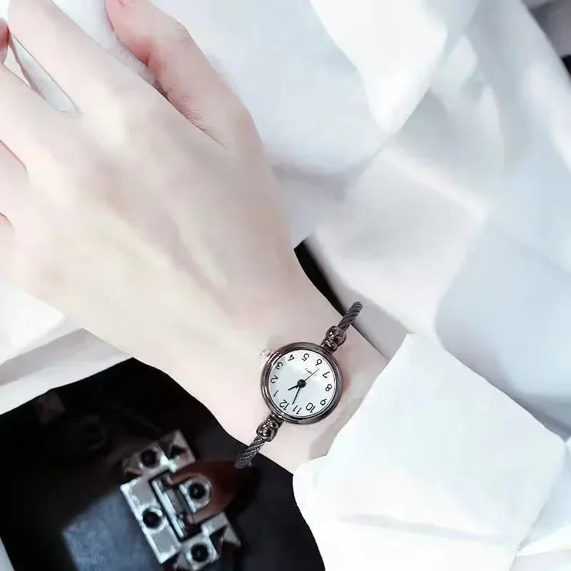 Fashion Women's Wristwatch Gold Bracelet Small Dial Elegant Watch New Cute Women Steel Bracelet Watch Quartz Wristwatch