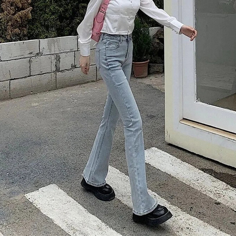 بنطلون جينز نسائي ضيق بخصر عالٍ وواسع من الأسفل بتصميم عتيق