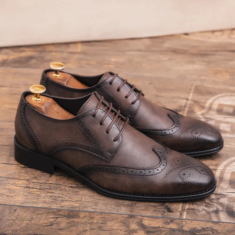 Lace-up casual leather shoes Men's wedding carved Brogues men's formal business pointed shoes Groom's leather shoes