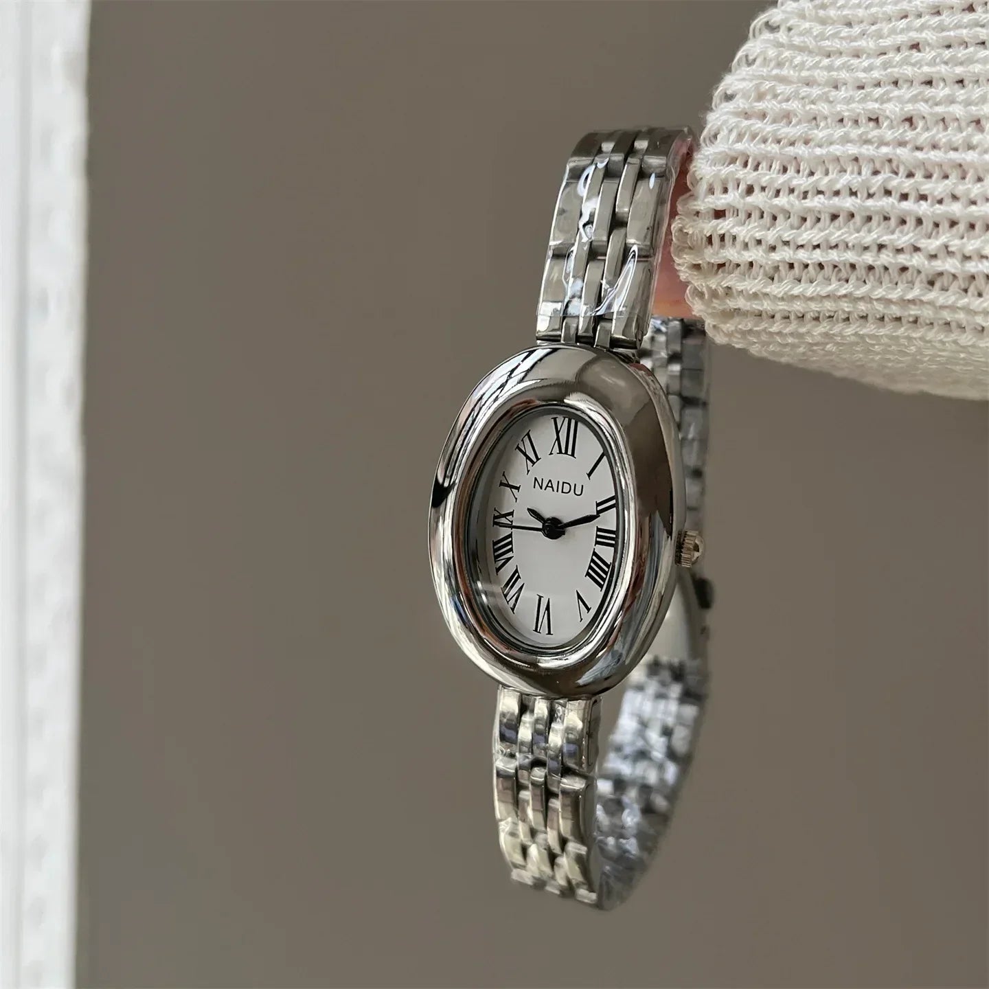 Hot Sale Fashion Watch for Women Mid Ancient Style Oval Dial Small Gold Watch Adjustable Steel Strap Quartz Wristwatch Wholesale