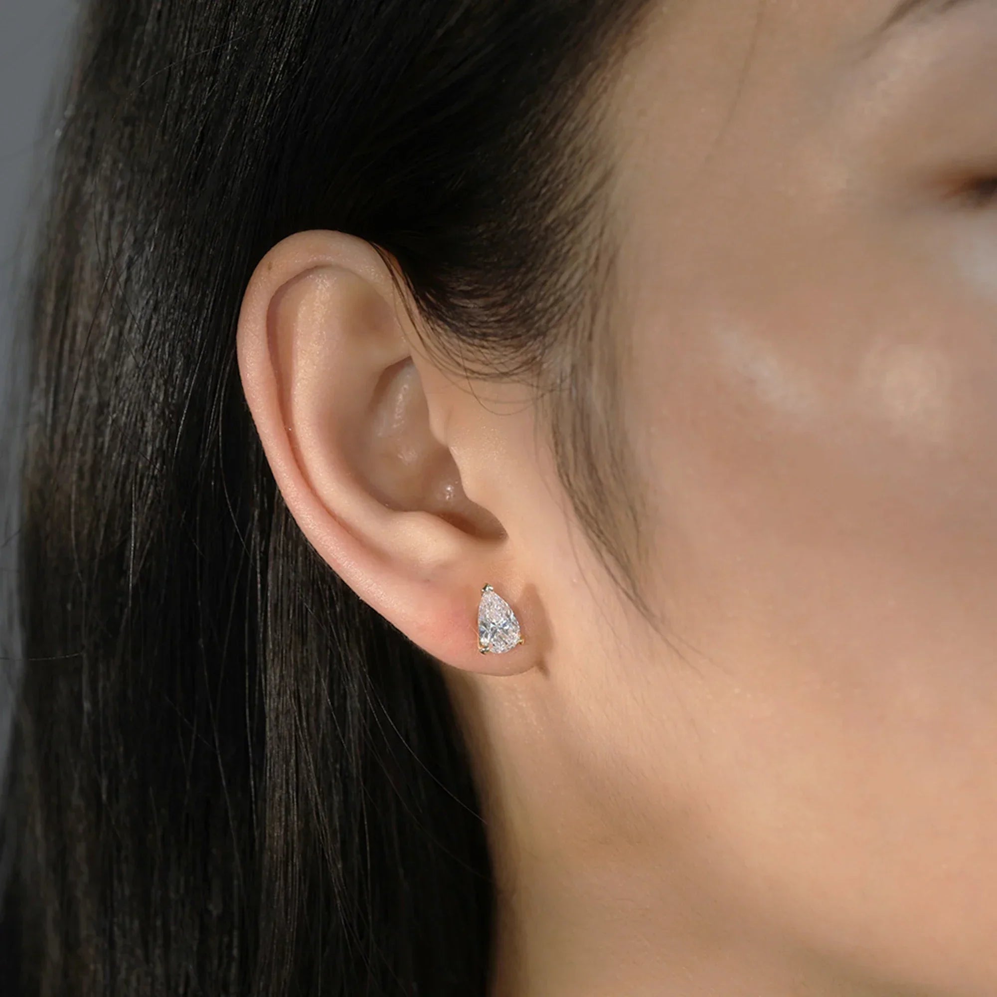 ORSA JEWELS 925 Sterling Silver Stud Earrings with Water Drop Cut Zirconia Stone, Elegant and Timeless Jewelry for Women LZE02