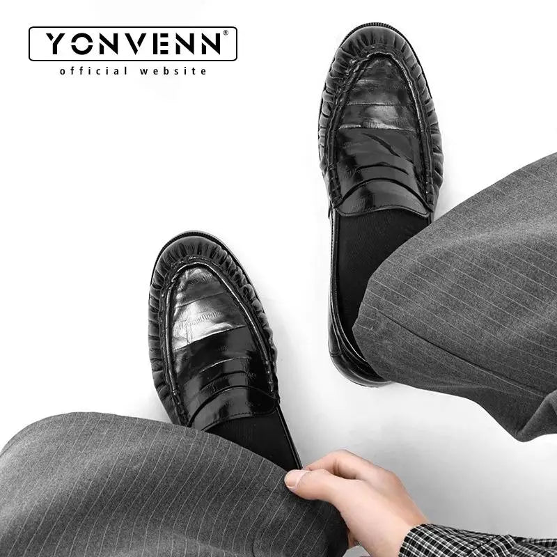 Pearlescent eel skin loafers for men with pleated flat bottoms slip on casual leather shoes for work and business