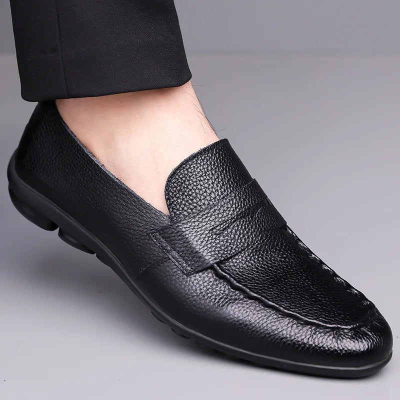 2026 Spring Autumn New Loafers Male Solid Color Fashion Casual Leather Shoes Male Soft Sole Light Driving Shoes Man